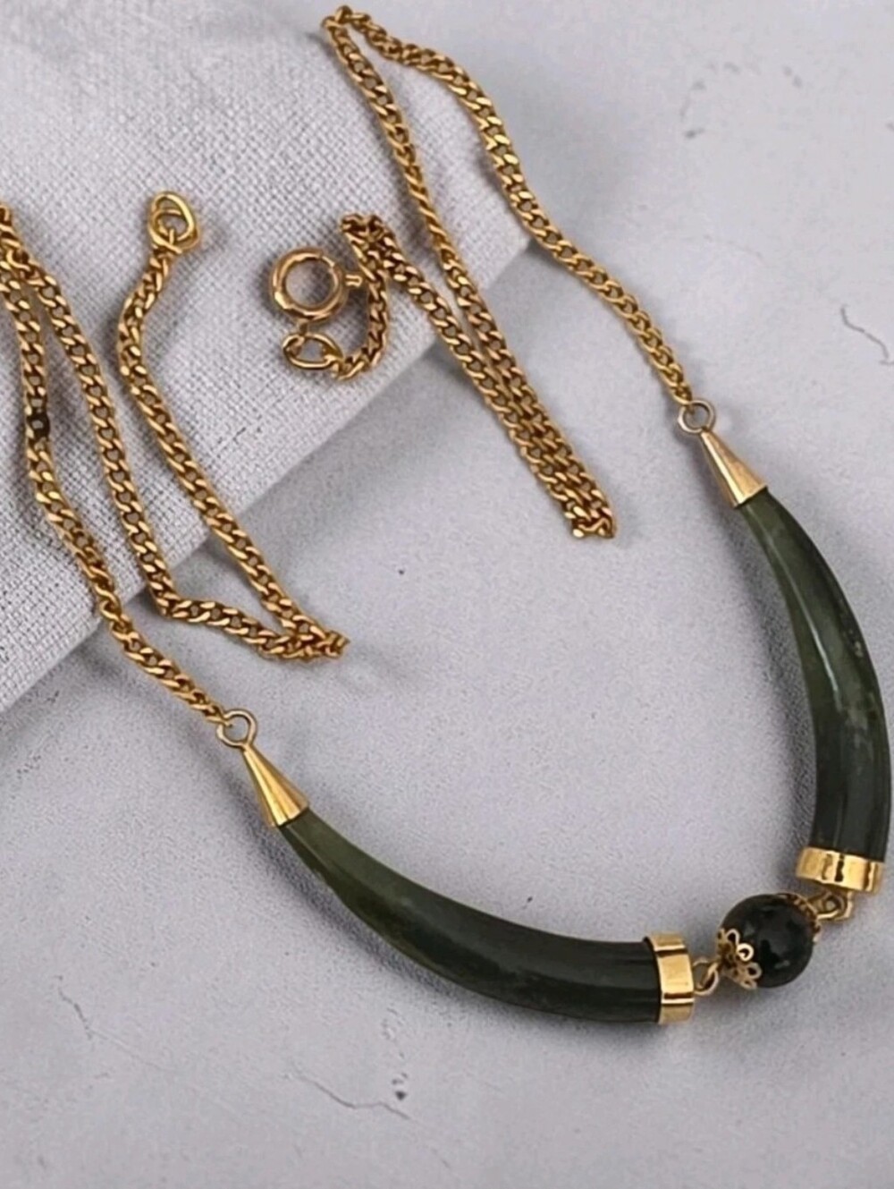 Vintage 1970s Green Jade Double Horn Tusk Necklace 17"
